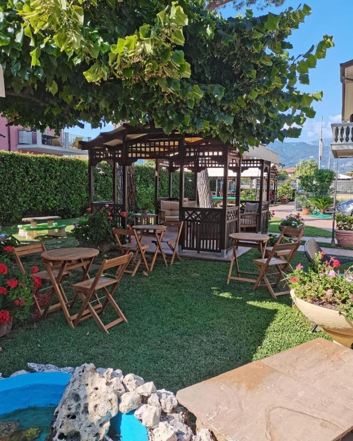 Hotel Virginia Marina di Massa Exteriér fotografie