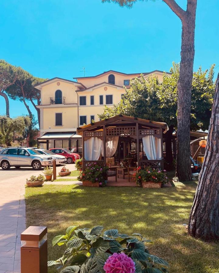 Hotel Virginia Marina di Massa Exteriér fotografie