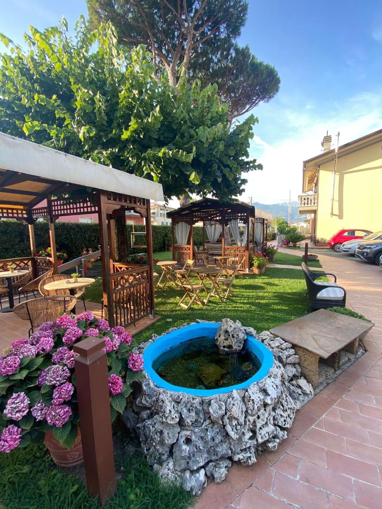 Hotel Virginia Marina di Massa Exteriér fotografie