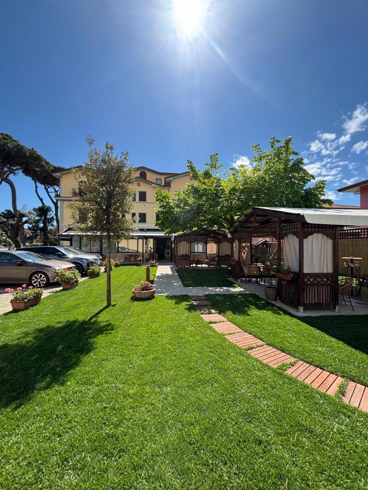 Hotel Virginia Marina di Massa Exteriér fotografie