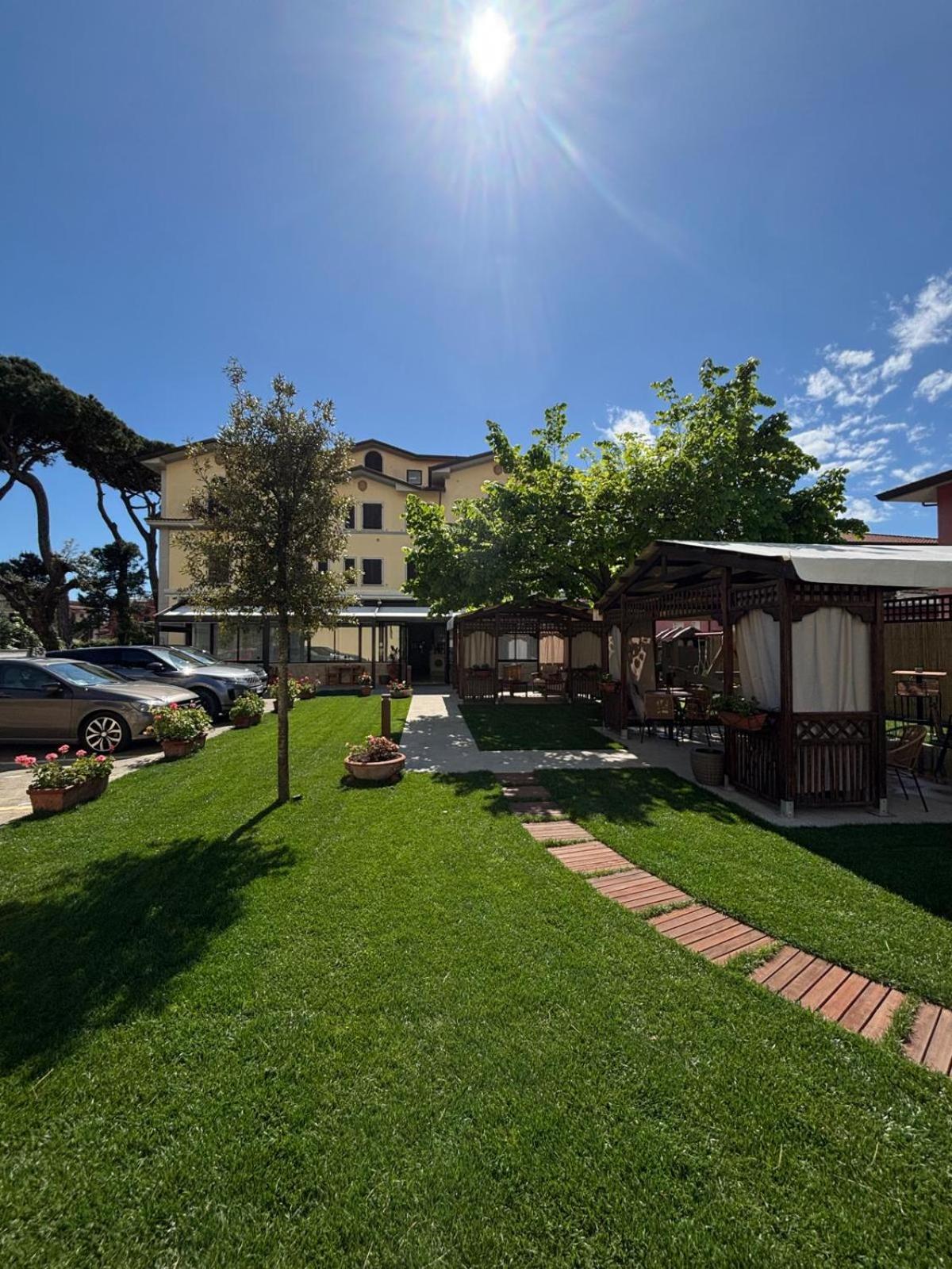 Hotel Virginia Marina di Massa Exteriér fotografie