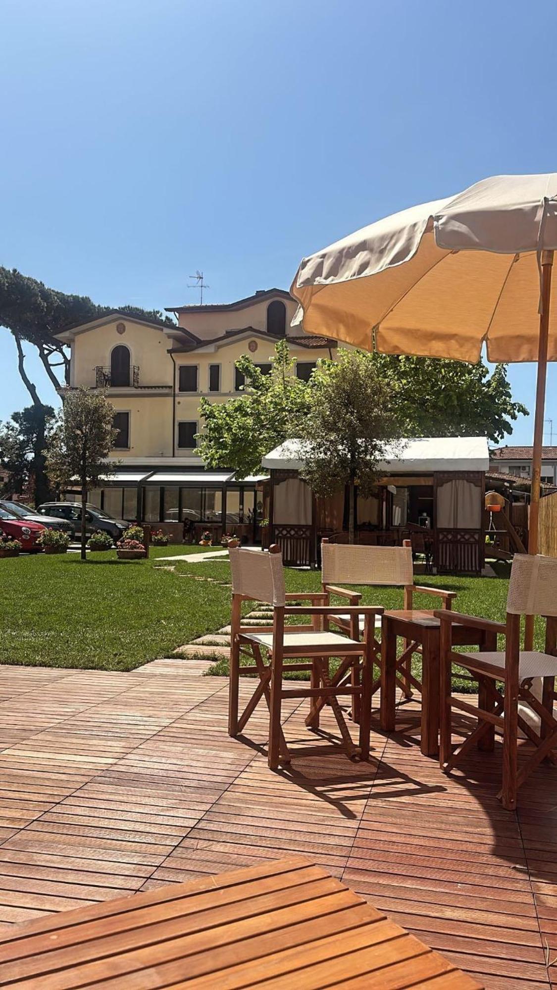 Hotel Virginia Marina di Massa Exteriér fotografie