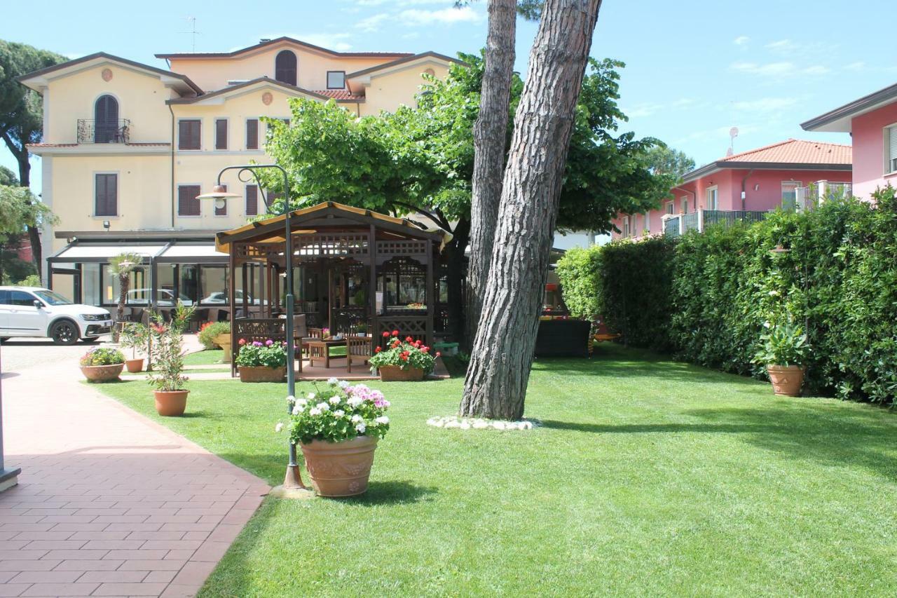 Hotel Virginia Marina di Massa Exteriér fotografie