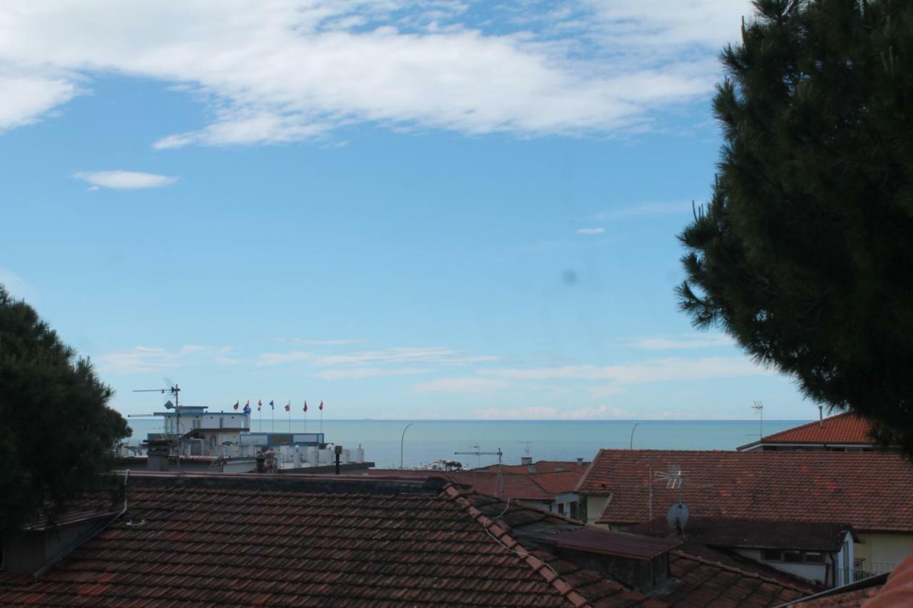Hotel Virginia Marina di Massa Exteriér fotografie